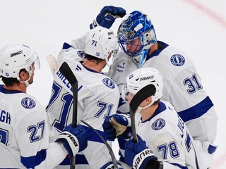 Hokejisti Tampy Bay Lightning oslavujú víťazstvo.