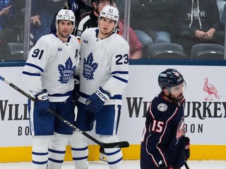 John Tavares (vľavo) v zápase s Columbusom.