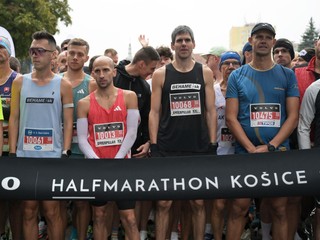 Na snímke v červenom Tibor Sahajda pred štartom pretekárov polmaratónu 102. ročníka Medzinárodného maratónu mieru (MMM) v Košiciach.