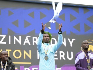 Víťazom 102. ročníka Medzinárodného maratónu mieru (MMM) v novom traťovom rekorde sa stal Keňan Moses Kipngetich Kemei.