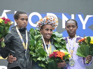 Na snímke víťazka 102. ročníka Medzinárodného maratónu mieru (MMM) v kategórii žien Balemelay Shumet Kebedeová (uprostred).