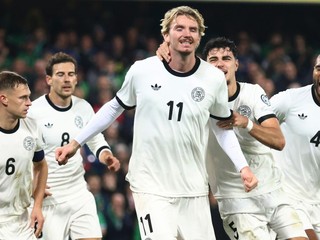 Nick Woltemade oslavuje gól so spoluhráčmi.