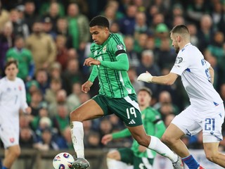 Shea Charles v súboji o loptu s Matúšom Berom v zápase kvalifikácie MS 2026 Severné Írsko - Slovensko.