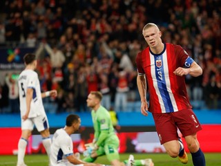 Erling Braut Haaland oslavuje svoj druhý gól proti Izraelu.