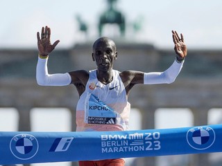 Eliud Kipchoge vyhráva Berlinský maratón.