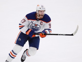 Connor McDavid sa teší z gólu.