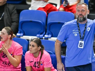 Slovenská striedačka a tréner Jan Beňadik.