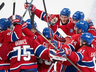Víťazná radosť hokejistov Montrealu v zápase proti Nashvillu.