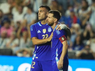 Lautaro Martinez a Lionel Messi sa tešia z gólu