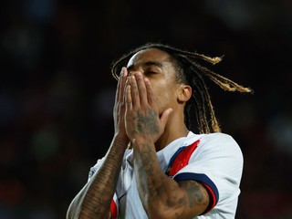 Bradley Barcola v zápase Ligy majstrov proti FC Barcelona.