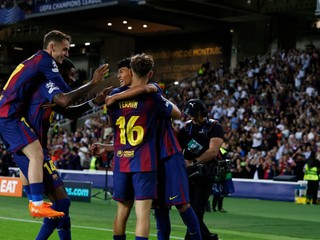 Hráči Barcelony oslavujú gól. 