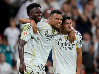Zľava Vinicius Junior, Kylian Mbappe a Brahim Diaz oslavujú gól