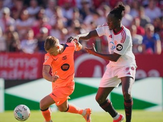 Dani Olmo (vľavo) v súboji s obrancom FC Sevilla.