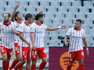 Hráči Girony oslavujú gól v sieti súpera.