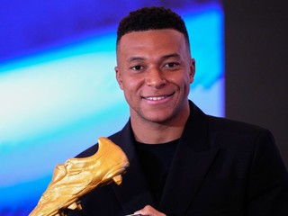 Kylian Mbappe drží v rukách trofej Zlatá kopačka.