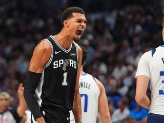 Victor Wembanyama v zápase proti Dallasu.