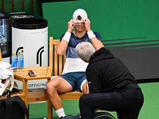 Dánsky tenista Holger Rune počas ošetrenia.