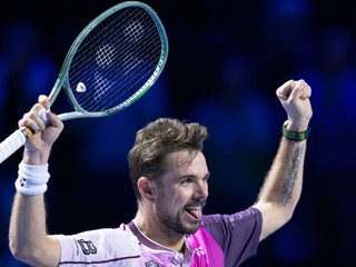 Švajčiarsky tenista Stan Wawrinka oslavuje po jeho výhre nad Srbom Miomirom Kecmanovičom v 1. kole dvojhry na tenisovom turnaji ATP Open vo švajčiarskom Bazileji.