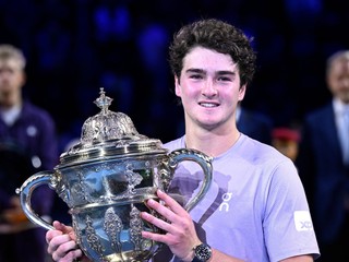 Joao Fonseca oslavuje zisk titulu na turnaji ATP v Bazileji.