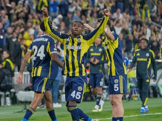 Ilustračná fotografia hráčov Fenerbahce Istanbul aj s Keremom Aktürkogluom.