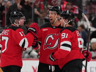 Šimon Nemec oslavuje gól so svojimi spoluhráčmi.