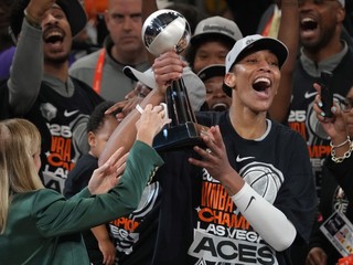 A'ja Wilsonová s trofejou pre víťazky WNBA.