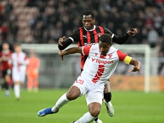 Vľavo hráč Trnavy Abdulrahman Taiwo a kapitán Trenčína Loic Bessile počas zápasu 13. kola Niké ligy.