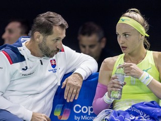 Slovenská tenisová jednotka Rebecca Šramková a nehrajúci kapitán Matej Lipták. 