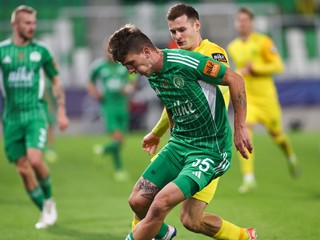 Na snímke  v popredí sprava Patrik Iľko (Žilina) a Taras Bondarenko (Prešov) bojujú o loptu.