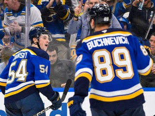 Dalibor Dvorský oslavuje premiérový gól v NHL. 