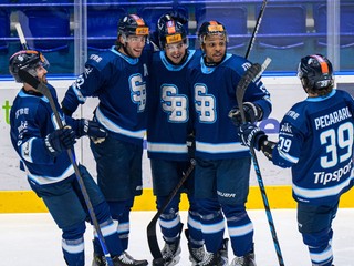 Hokejisti Slovana sa tešia z gólu.