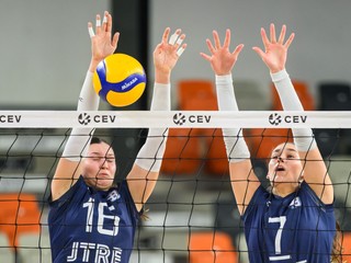 Zľava Ema Palkovičová a Ema Smiešková (obe Slovan) počas zápasu.