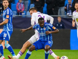 Kelvin Ofori (Slovan) v zápase s Komárnom.