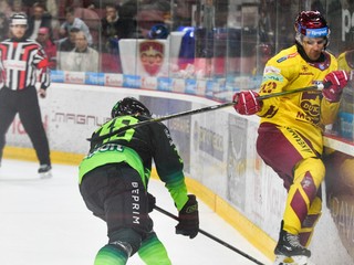 Na snímke sprava Adam Drgoň z Trenčína a Ryder Jade Korczak zo Žiliny.