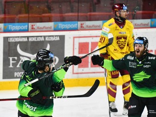 Radosť hokejistov Žiliny v zápase proti Trenčínu.