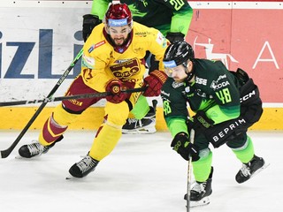 Zľava Nicholas Robert Baptiste z Trenčína a Daniel Gachulinec zo Žiliny v zápase 17. kola hokejovej Tipsport ligy.