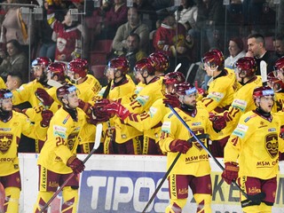 Na snímke radosť hokejistov Trenčína.