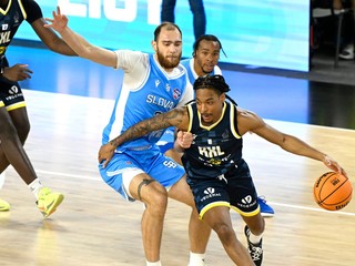 Jalen Finch (Brussels) a vľavo Milan Szabo (Slovan) v stretnutí European North Basketball League (ENBL) BC Slovan Bratislava - Brussels Basketball. 