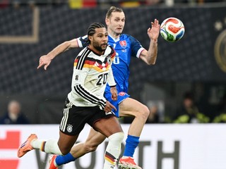 Serge Gnabry (Nemecko) a Norbert Gyömbér (Slovensko).