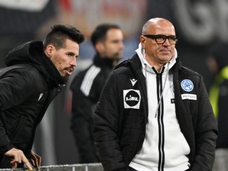 Na snímka sprava tréner Francesco Calzona (Slovensko) a asistent trénera Marek Hamšík.