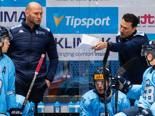 Tréner HC Slovan Bratislava Brad Tapper a vľavo asistent trénera Tomáš Surový spolu s hráčmi.