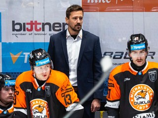 Uprostred tréner HK Dukla Michalovce Erik Čaládi spolu s hráčmi počas zápasu 22. kola Tisport ligy HC Slovan Bratislava – HK Dukla Michalovce.