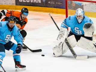 zľava Patrik Bačik (Slovan), Matúš Spodniak (Michalovce) a brankár Henri Kiviaho (Slovan) 