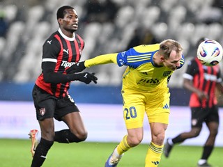 Kapitán Košíc Ján Krivák a hráč Trnavy Abdulrahman Taiwo počas zápasu Niké ligy. 