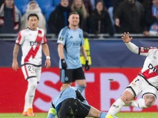 Na snímke zľava hráč Slovana Vladimír Weiss ml. a hráč Vallecana Isi Palazón bojujú o loptu.