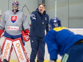 Vpravo tréner slovenskej hokejovej reprezentácie Vladimír Országh a vľavo brankár Stanislav Škorvánek počas tréningu