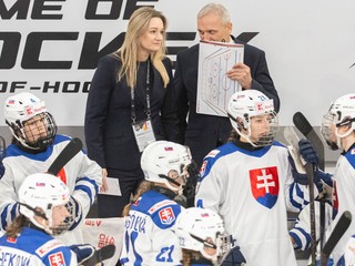 Na snímke hore sprava slovenských hokejistiek Miroslav Mosnár a jeho asistentka Iveta Frühauf Karafiátová.