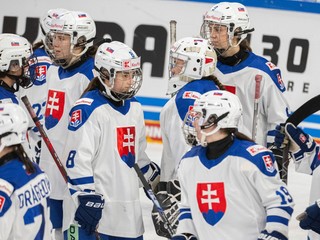 Smutné slovenské hokejistky po prehre v predĺžení s Nemkami 2:3 po zápase Nemecko - Slovensko na Nemeckom pohári žien.