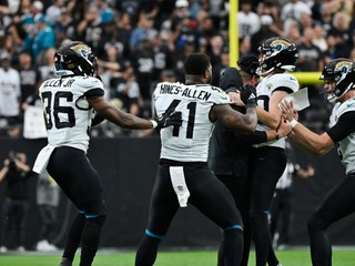 Cam Little oslavuje so spoluhráčmi prekonanie rekordu.