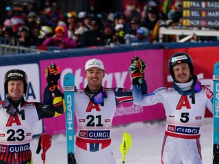 Paco Rassat (v strede) víťaz slalomu. Vľavo druhý Armand Marchant a vpravo tretí Atle Lie McGrath.